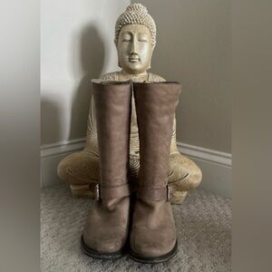 Steve Madden Fabiana Moto boot, tan genuine leather with gold buckle, size 8